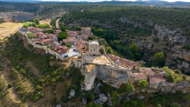 İspanya 'nın Soria eyaletindeki güzel ortaçağ köyü Calataazor manzarası.