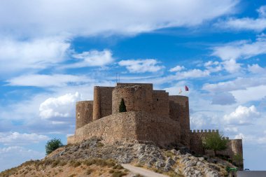 İspanya 'nın Consuegra belediyesindeki La Muela kalesinin manzarası.