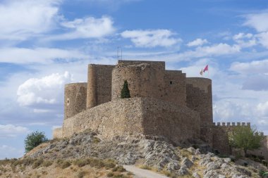 İspanya 'nın Consuegra belediyesindeki La Muela kalesinin manzarası.