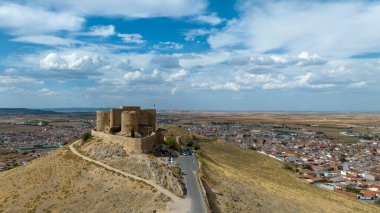 İspanya 'nın Consuegra belediyesindeki La Muela kalesinin manzarası