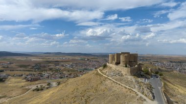 İspanya 'nın Consuegra belediyesindeki La Muela kalesinin manzarası