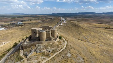 İspanya 'nın Consuegra belediyesindeki La Muela kalesinin manzarası
