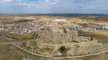 İspanya 'nın Consuegra belediyesindeki La Muela kalesinin manzarası