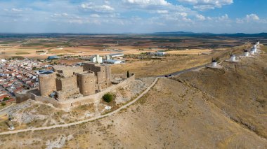 İspanya 'nın Consuegra belediyesindeki La Muela kalesinin hava manzarası..