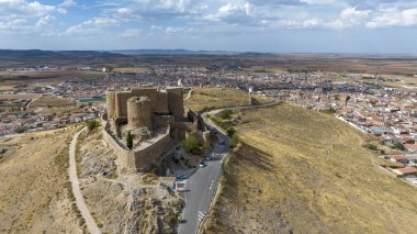 İspanya 'nın Consuegra belediyesindeki La Muela kalesinin manzarası