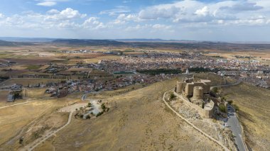 İspanya 'nın Consuegra belediyesindeki La Muela kalesinin hava manzarası..