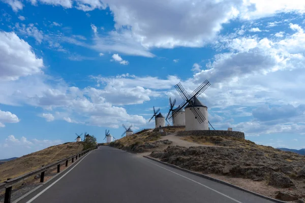西班牙Consuegra市的风车 — 图库照片