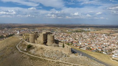 İspanya 'nın Consuegra belediyesindeki La Muela kalesinin hava manzarası..