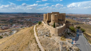 İspanya 'nın Consuegra belediyesindeki La Muela kalesinin hava manzarası..