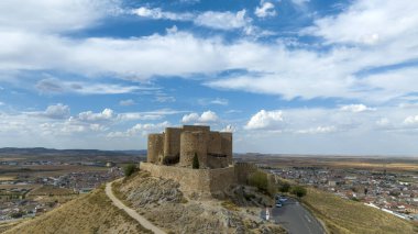 İspanya 'nın Consuegra belediyesindeki La Muela kalesinin hava manzarası..