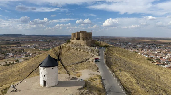 İspanya 'nın Consuegra belediyesindeki La Muela kalesinin hava manzarası..