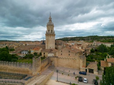 İspanya 'nın Soria eyaletindeki güzel El Burgo de Osma belediyesinin manzarası.