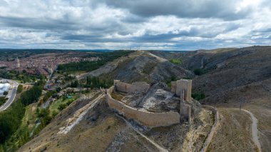 İspanya 'nın Soria ilindeki Osma şatosunun hava manzarası.