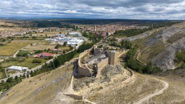 İspanya 'nın Soria ilindeki Osma şatosunun hava manzarası.