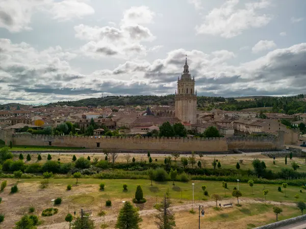 İspanya 'nın Soria eyaletindeki güzel El Burgo de Osma belediyesinin manzarası.