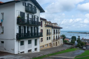 İspanya 'nın Euskadi bölgesinde Hondarribia sokaklarında yürü.