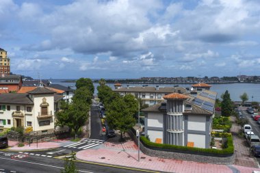 İspanya 'nın Euskadi bölgesinde Hondarribia sokaklarında yürü.