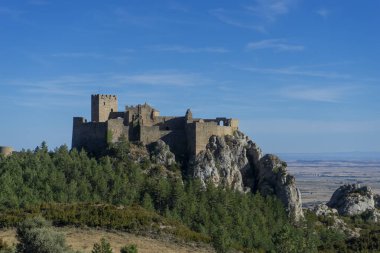 İspanya 'nın Huesca eyaletindeki güzel Manastır Şatosu manzarası.