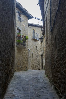 İspanya 'nın Ortaçağ şehri Sos del Rey Catolico' nun sokaklarında yürü