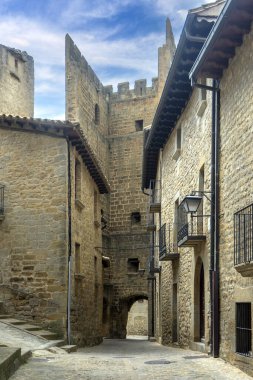 İspanya 'nın Ortaçağ şehri Sos del Rey Catolico' nun sokaklarında yürü