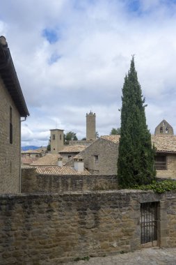 İspanya 'nın Ortaçağ şehri Sos del Rey Catolico' nun sokaklarında yürü