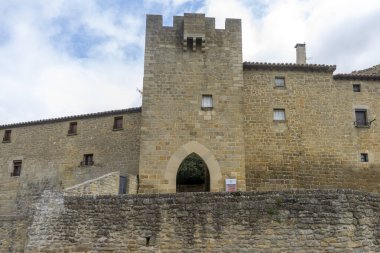 İspanya 'nın Ortaçağ şehri Sos del Rey Catolico' nun sokaklarında yürü