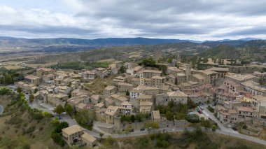 İspanya 'nın Aragon kentindeki Kral Katolik Ortaçağ kasabasının havadan görünüşü.