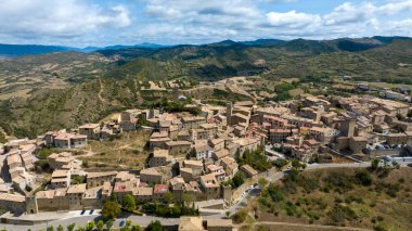 İspanya 'nın Aragon kentindeki Sos del Rey Catlico ortaçağ kasabasının havadan görünüşü