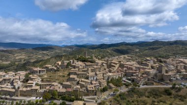 İspanya 'nın Aragon kentindeki Sos del Rey Catlico ortaçağ kasabasının havadan görünüşü