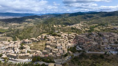 İspanya 'nın Aragon kentindeki Sos del Rey Catlico ortaçağ kasabasının havadan görünüşü
