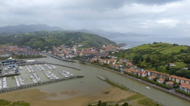 İspanya 'nın Bask ülkesindeki Zumaya belediyesinin hava manzarası.