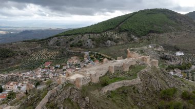 Endülüs 'ün Granada eyaletindeki Mocln kalesinin hava manzarası..