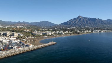 Marbella, Endülüs 'teki Puerto Banus' un güzel plajının hava manzarası.