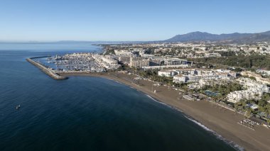 Marbella, Endülüs 'teki Puerto Banus' un güzel plajının hava manzarası.
