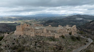 Endülüs 'ün Granada eyaletindeki Mocln kalesinin hava manzarası.