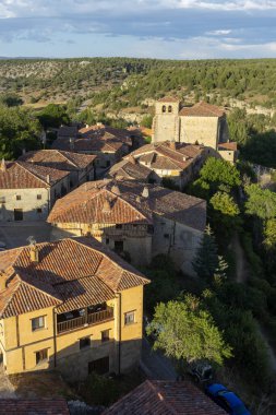 İspanya 'nın Soria eyaletindeki güzel ortaçağ köyü Calataazor' un sokağı.