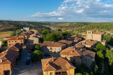 İspanya 'nın Soria eyaletindeki güzel ortaçağ köyü Calataazor' un sokağı.