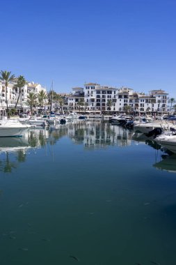 La Duquesa Limanı, Endülüs 'ün Manilva ilçesine bağlı bir beldedir.