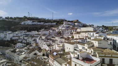 Setenil de las Bodegas belediyesi, İspanya 'nın Cadiz iline bağlı bir belediyedir.