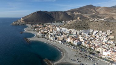Endülüs 'ün Granada eyaletinde yer alan Castell de Ferro belediyesinin hava manzarası