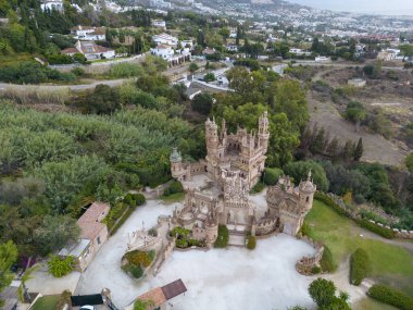 Endülüs 'ün Benalmdena belediyesindeki güzel Colomare Şatosu Anıtı