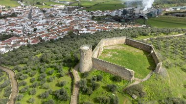 Alans belediyesinin ve Seville, Endülüs 'teki şatosunun hava manzarası.