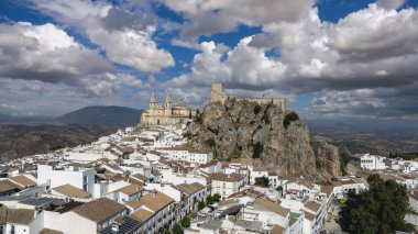 İspanya 'nın Cadiz ilindeki Olvera belediyesinin hava manzarası