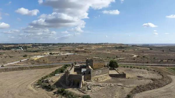 Marchenilla 'nın Alcal de Guadara, Sevilla' daki kalesinin havadan görüntüsü.