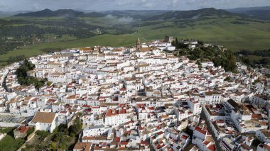 Los Alcornocales, Endülüs 'ün doğal parkındaki Alcal de los Gazules belediyesinin hava manzarası.
