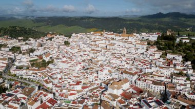 Los Alcornocales, Endülüs 'ün doğal parkındaki Alcal de los Gazules belediyesinin hava manzarası.
