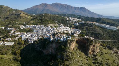 İspanya 'nın Malaga eyaletindeki güzel beyaz Casares köyünün manzarası.
