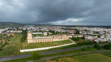 San Isidoro del Campo Manastırı 'nın bir zamanlar Endülüs' ün Santipo belediyesindeki hava manzarası.