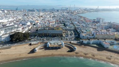 Cdiz, Endülüs 'teki La Caleta plajının havadan görüntüsü.