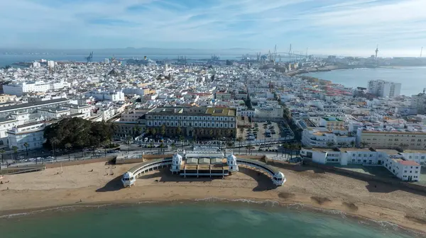 Cdiz, Endülüs 'teki La Caleta plajının havadan görüntüsü.